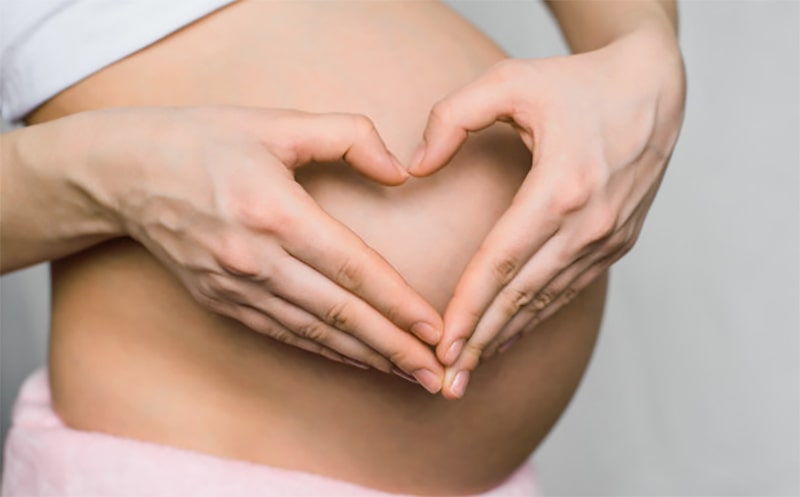 Maternity-Hands-in-a-heart