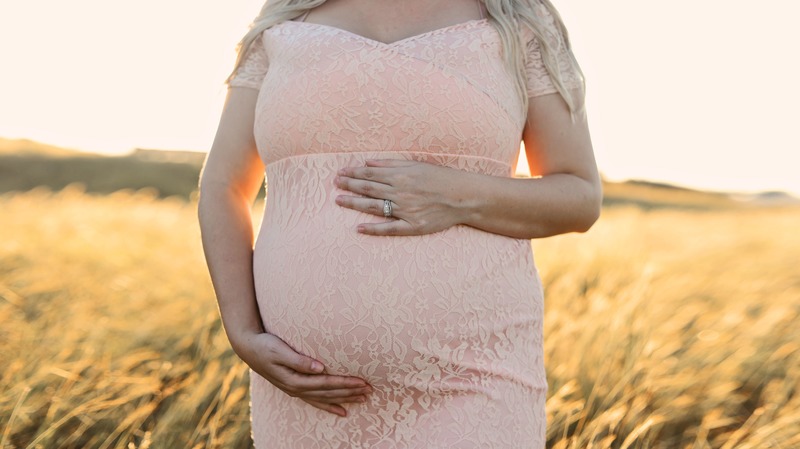 Poses of Maternity Photography - Close Up