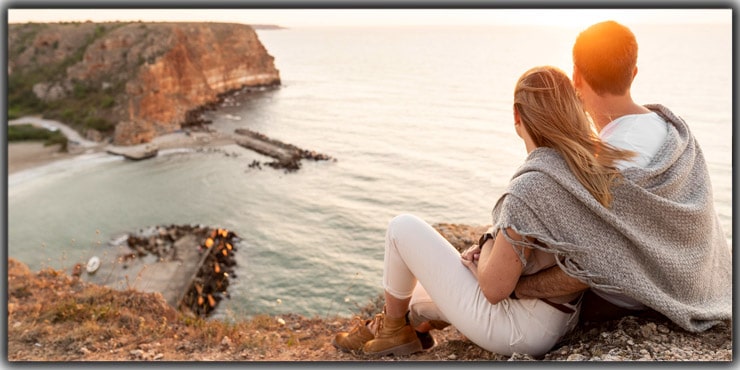 Enjoy a Scenery Leaning on Your Partner's Shoulder