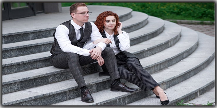 Romantic couple posing in city park hi-res stock photography and images -  Alamy