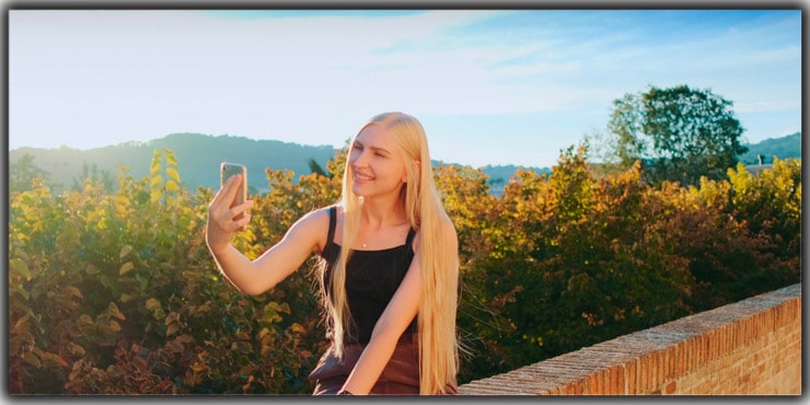 Selfie Pose with the Rays of Sunshine